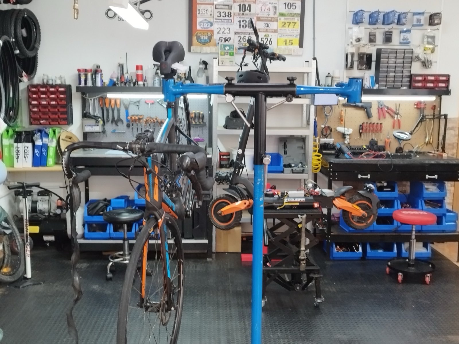 Miguel reparando una bicicleta de carretera en el taller de QR Bike Service en Carrizal
