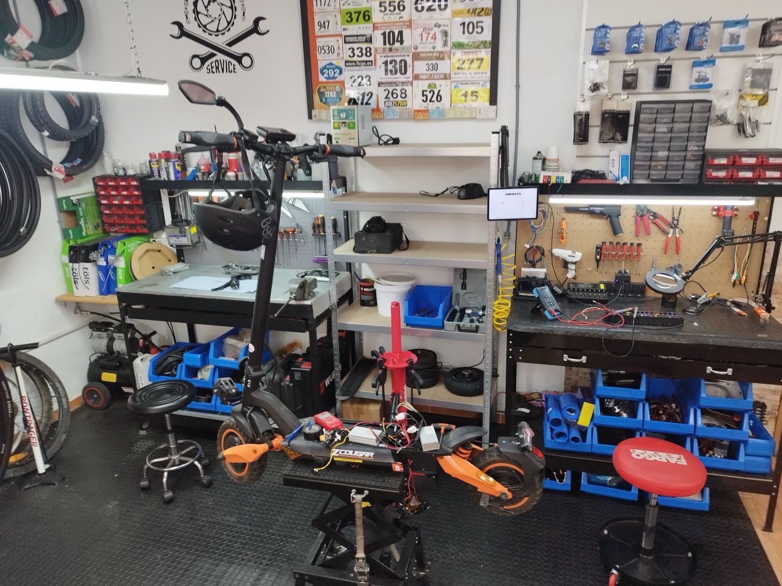 Patinete eléctrico despiezado en reparación en el taller QR Bike Service